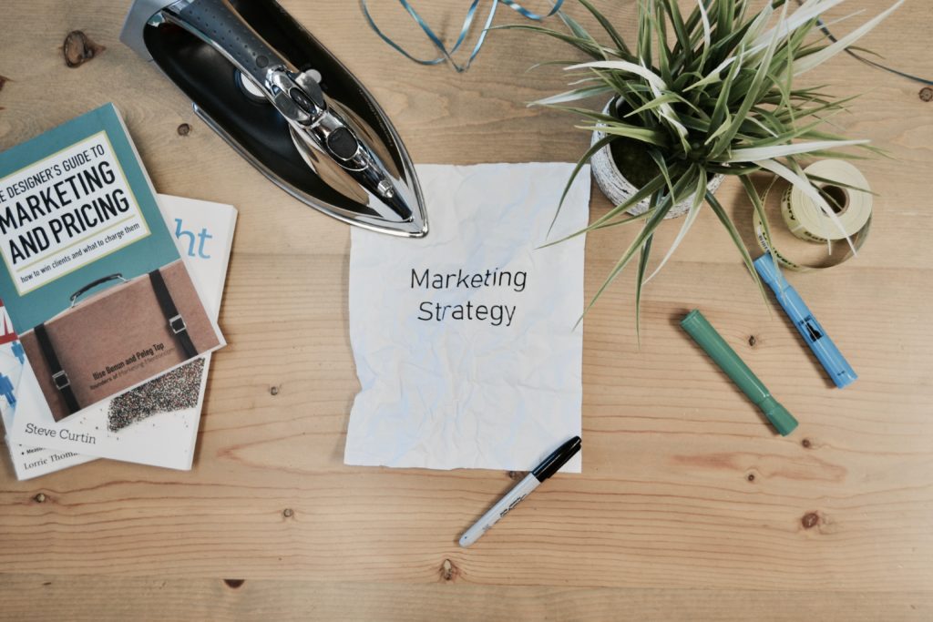 Salah satu konsep dari strategi pemasaran adalah marketing mix strategi atau biasa disebut strategi pemasaran 4P.