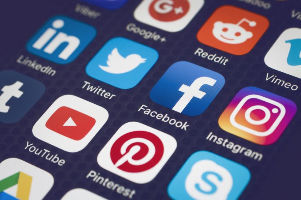 Meningkatnya penjualan menggunakan media sosial seperti Instagram Ads dan Facebook Ads di tahun 2021