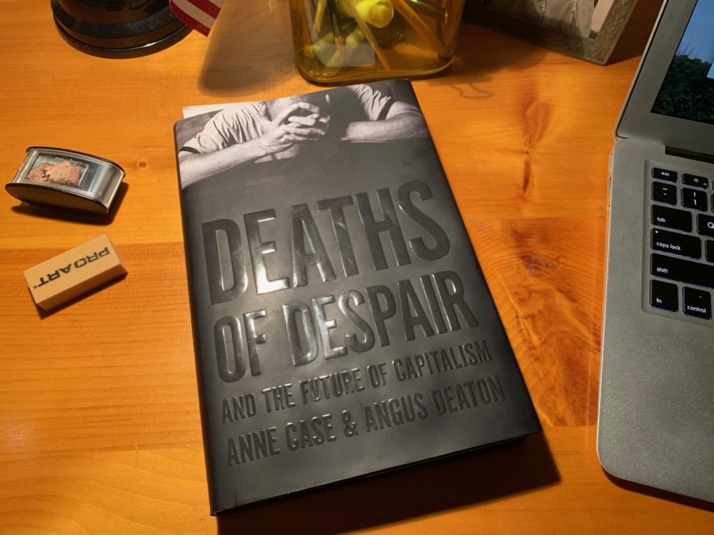 Buku ini didasarkan pada temuan penulis tentang meningkatnya angka kematian di antara orang kulit putih Amerika.